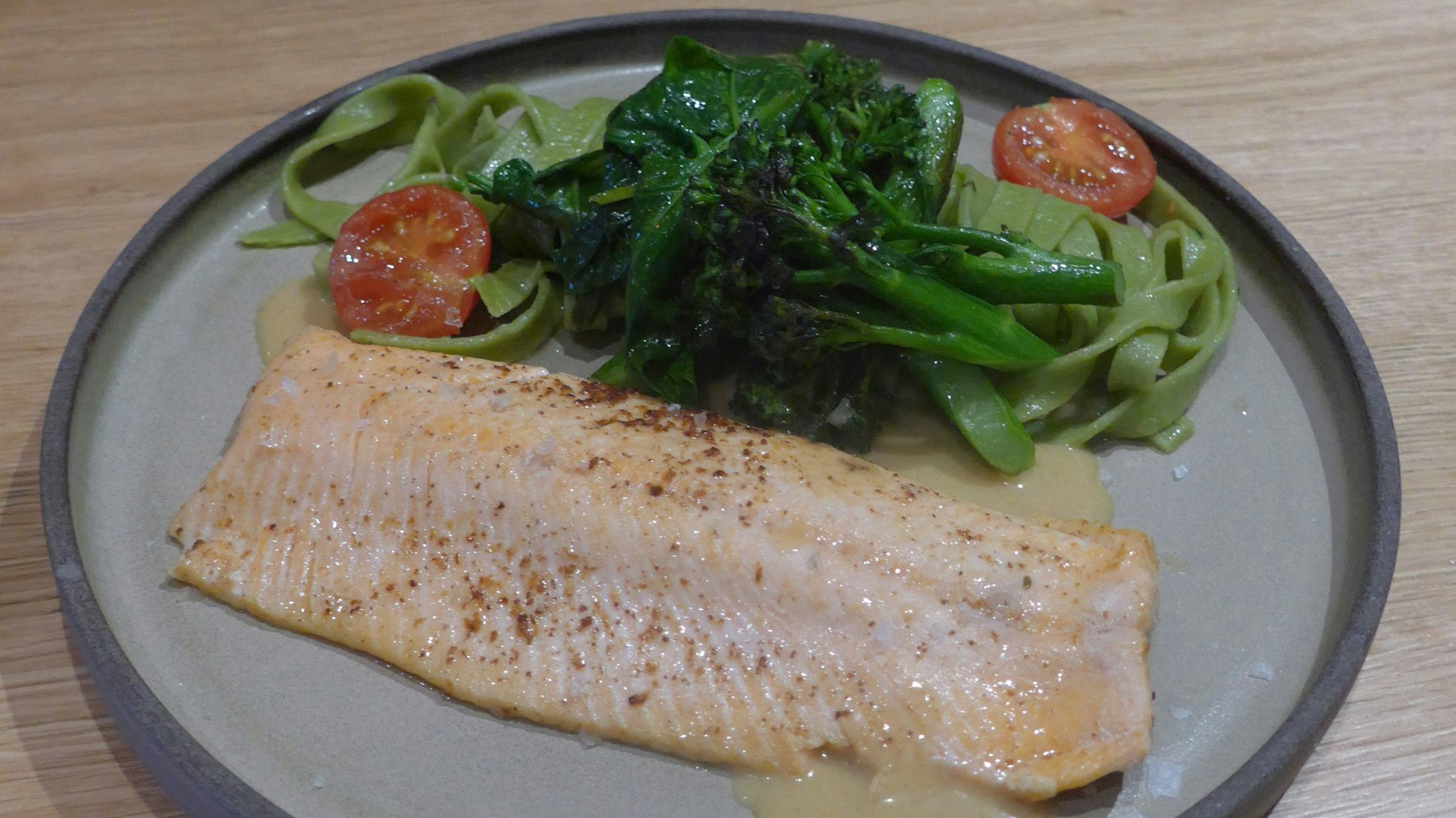 Das Bild zeigt eine zubereitete und servierfertige Lachsforelle.