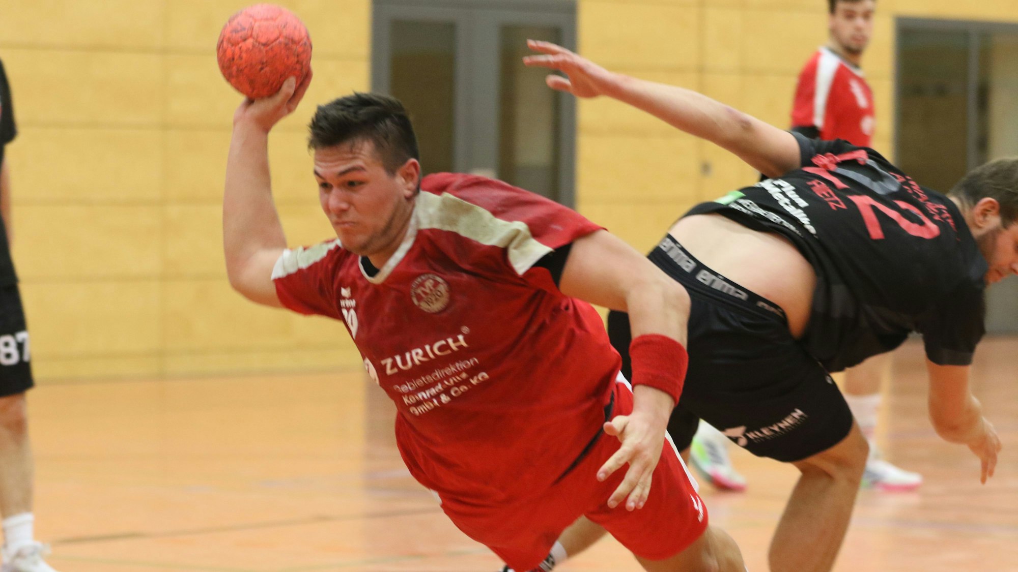 Palmersheims Lukas Königshoven fliegt mit dem Ball Richtung Tor. Im Hintergrund taumelt ein Aachener Gegenspieler, der ihn nicht stoppen konnte.
