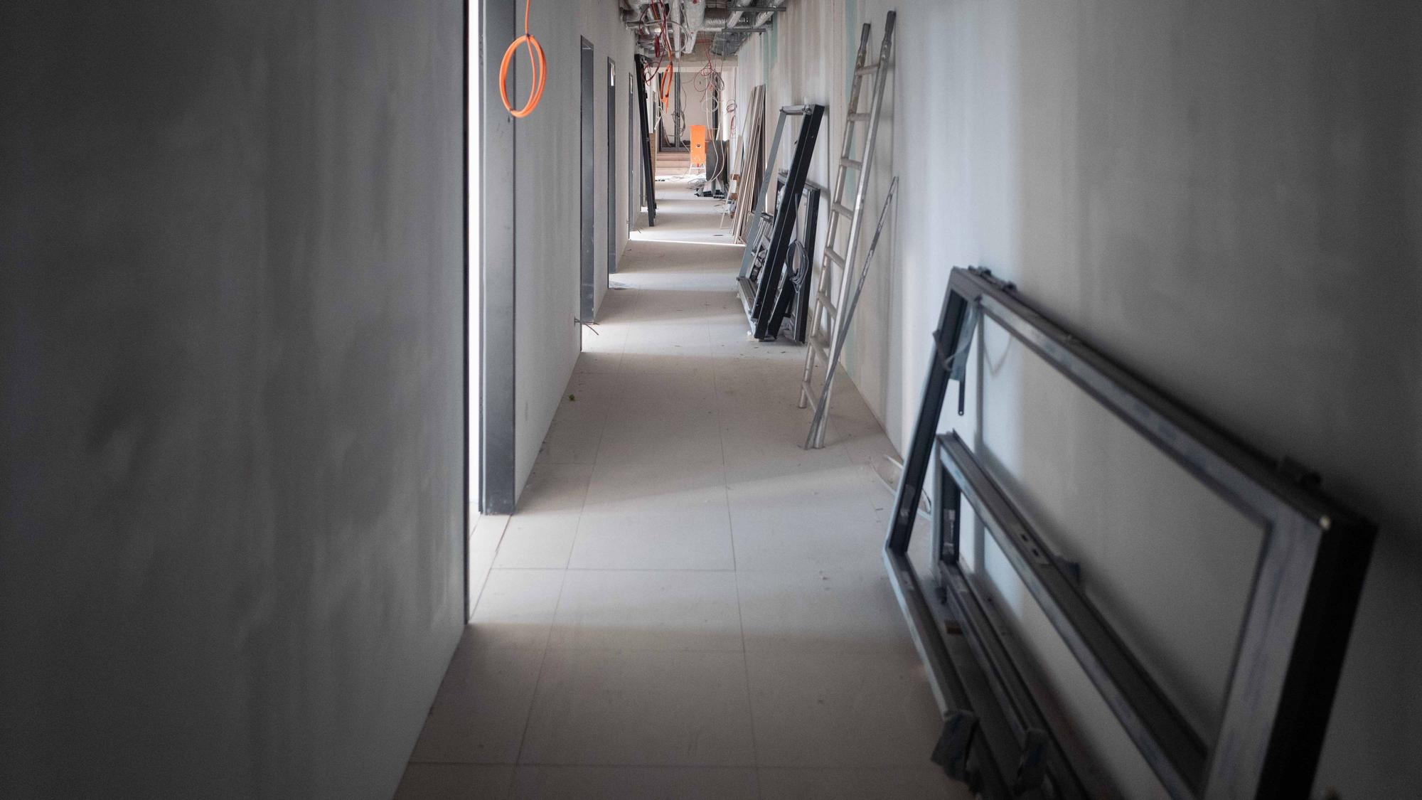 Das Bild zeigt einen Flur im Kreishausanbau. Eine Tür ist an eine Wand gelehnt.