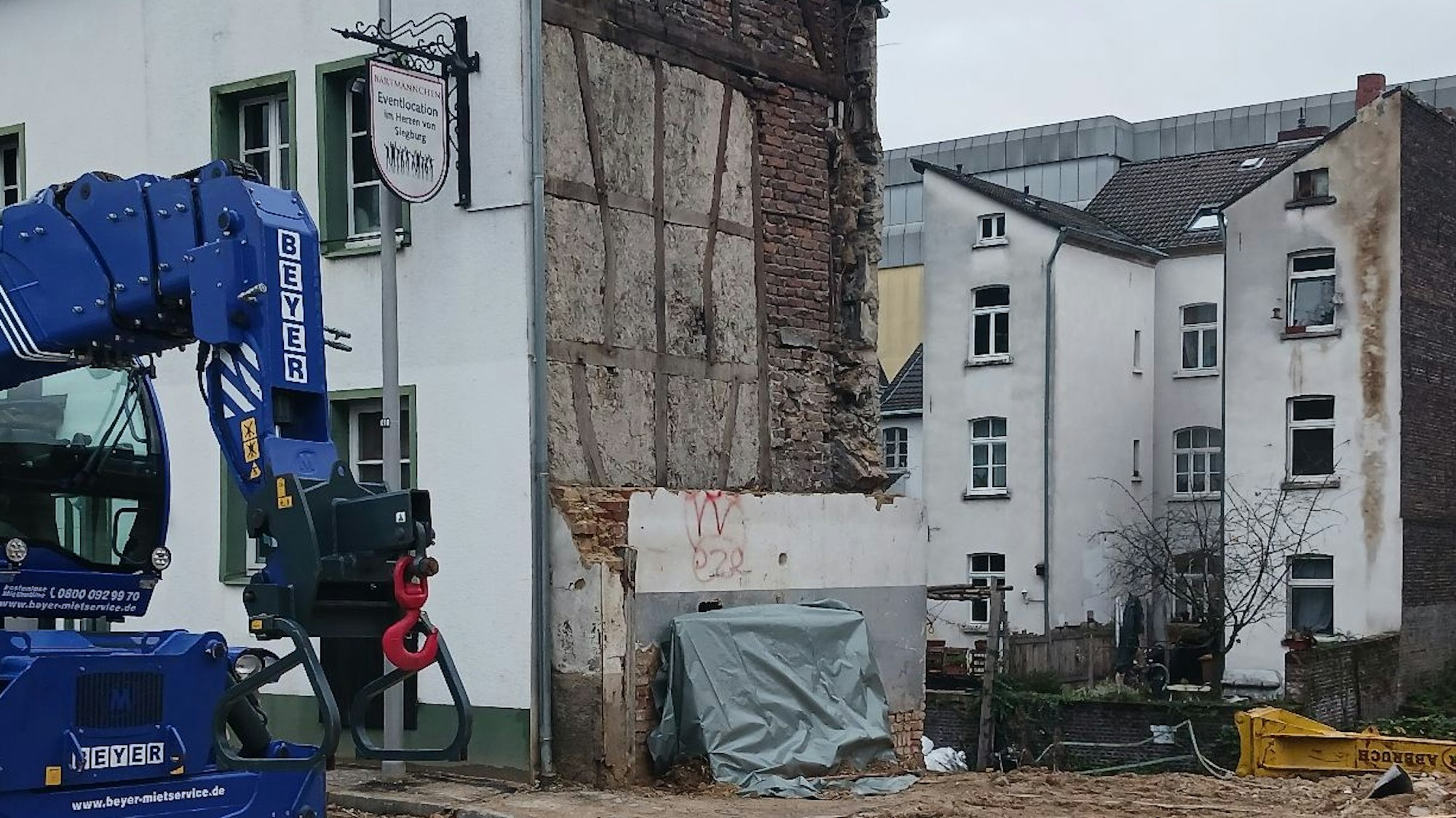 Neben einem alten Fachwerkhaus in Siegburg klafft eine Baulücke.