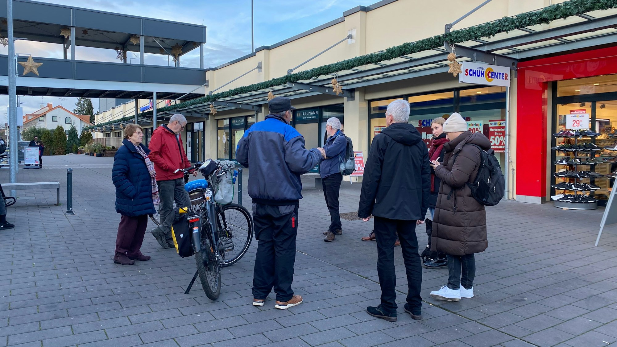Eine Gruppe steht am SUTI-Center in Roisdorf.