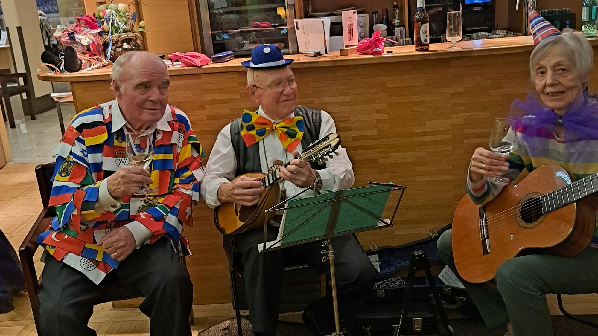 Karneval im Wohnstift Beethoven in Bornheim mit Tenor Heinz-Otto Schmitz-Pranghe, Matthias Schumacher mit Mandoline und Gertrud Lange an der Gitarre