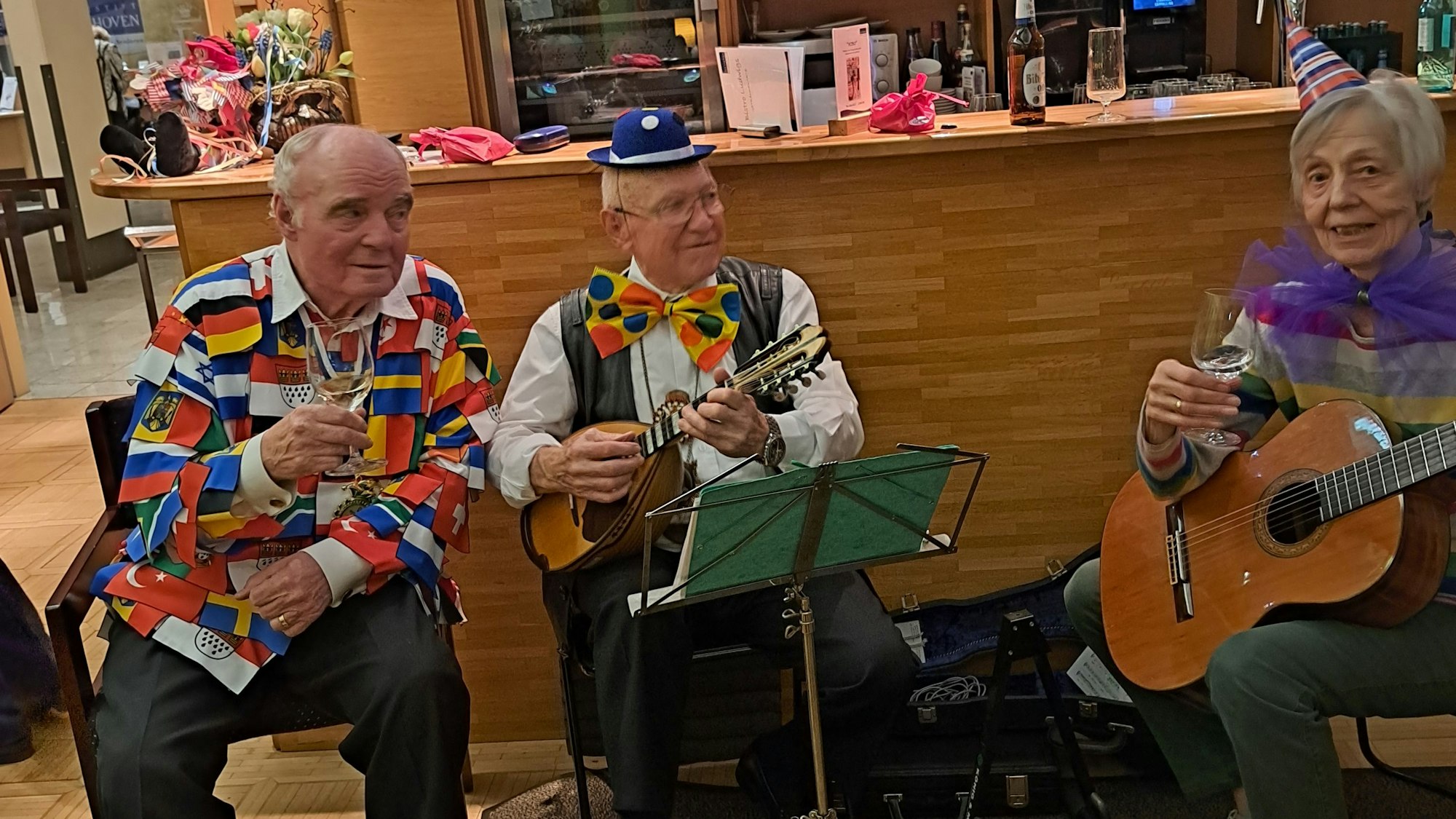 Karneval im Wohnstift Beethoven in Bornheim mit Tenor Heinz-Otto Schmitz-Pranghe, Matthias Schumacher mit Mandoline und Gertrud Lange an der Gitarre