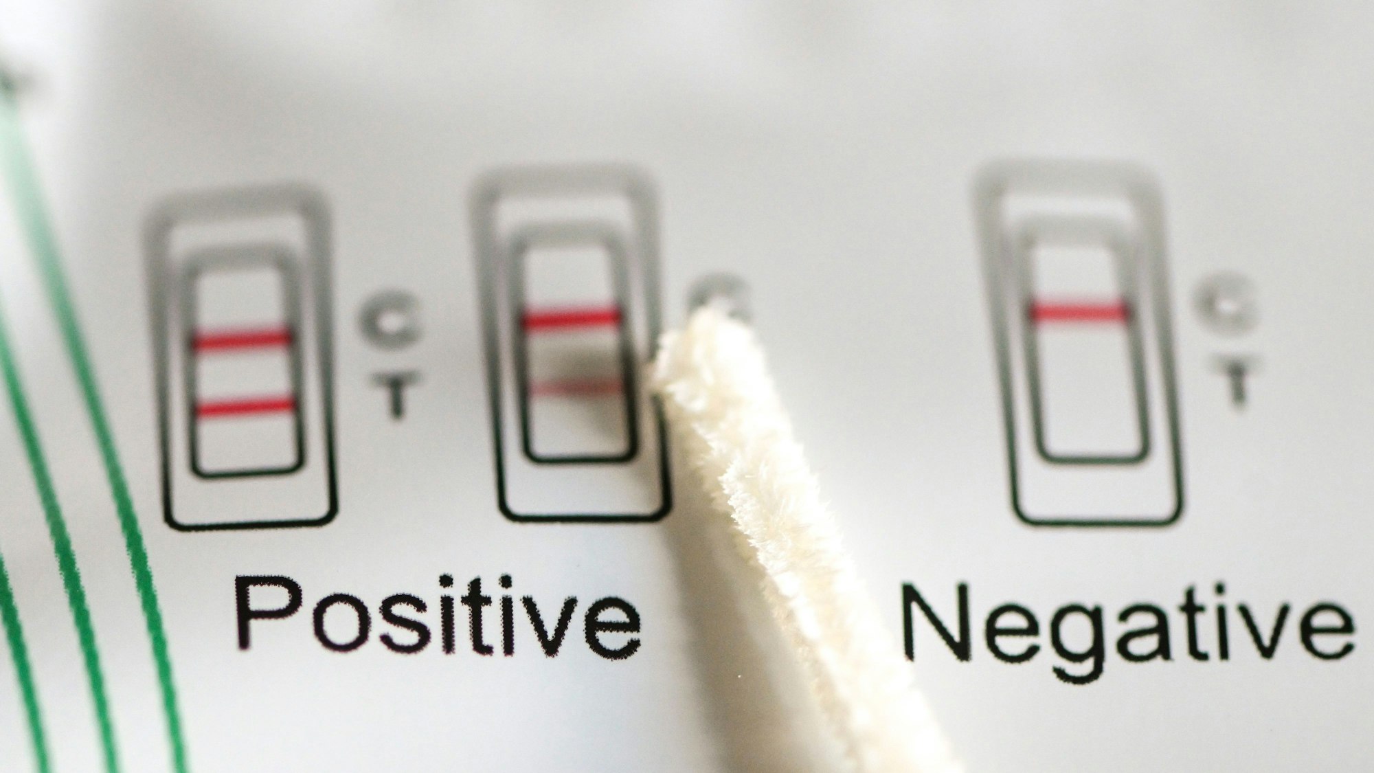 Ein Antigentest zum Nachweis von Covid-19 zum Selbsttest gibt Hilfe zum Auswerten des Ergebnisses.