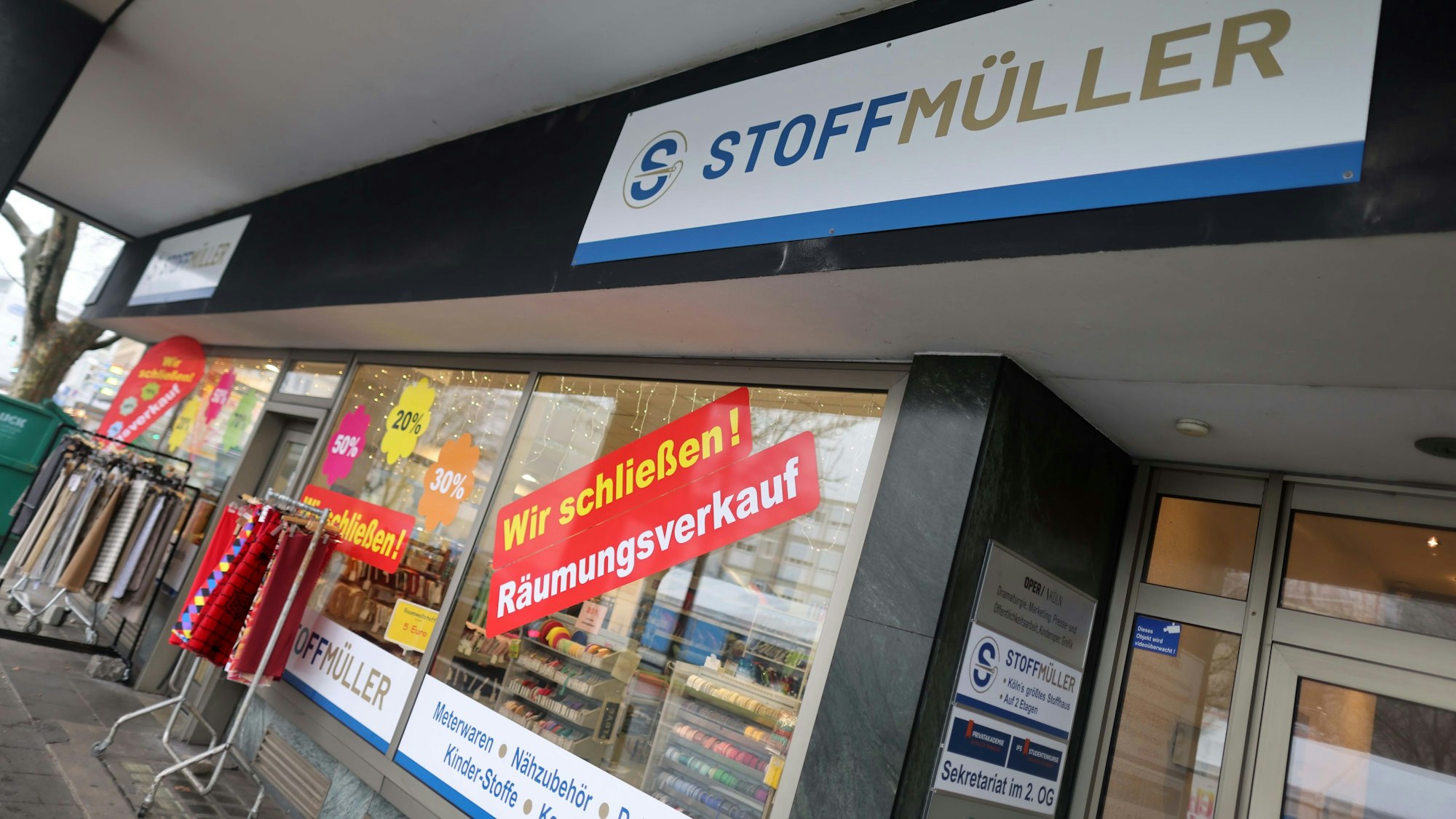 Außenansicht des Geschäfts Stoff Müller.