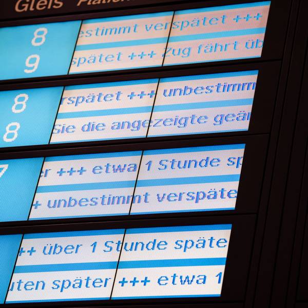 Eine Anzeigetafel zeigt den Hinweis auf Verspätungen im Bahnverkehr.