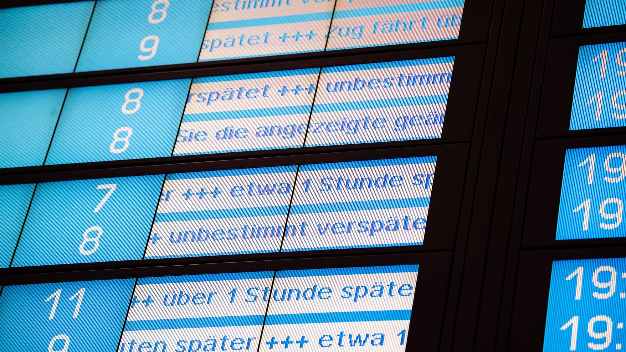 Eine Anzeigetafel zeigt den Hinweis auf Verspätungen im Bahnverkehr.