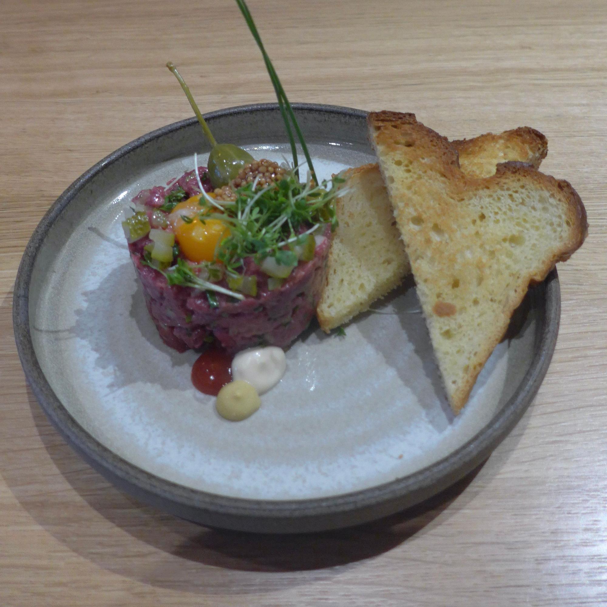 Das Bild zeigt Beef Tartar vom Rinderfilet als Vorspeise.