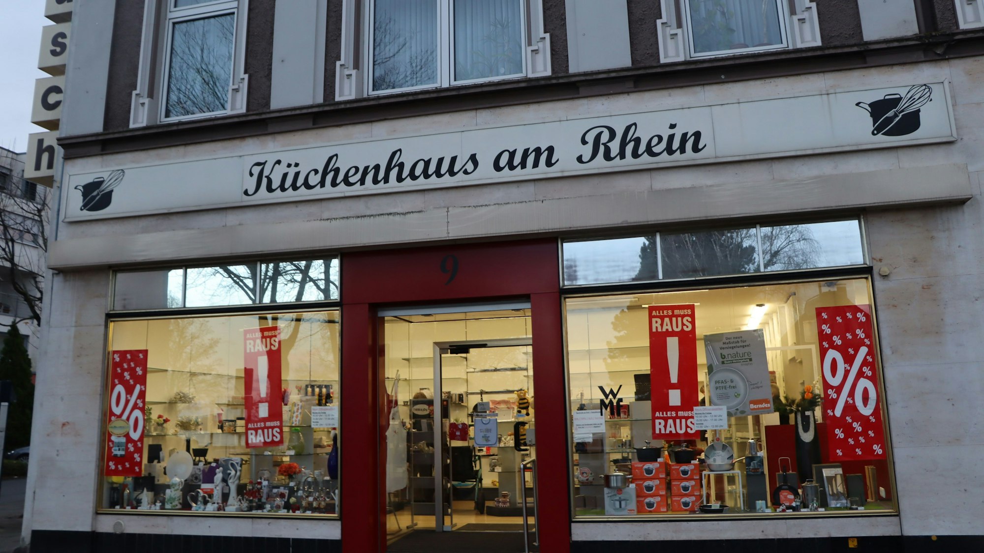 Eine Ladenzeile mit zwei großen Schaufenstern in einem historischen Gebäude.