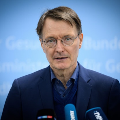 ARCHIV - 27.09.2023, Berlin: Karl Lauterbach (SPD), Bundesminister für Gesundheit, äußert sich im Bundesministerium für Gesundheit anlässlich des Apothekertages zu seinen Plänen, wie die Arbeit von Apothekerinnen und Apotheker erleichtert und in strukturschwachen Gebieten besser honoriert werden soll. (zu "Das vermischte Jahr 2023 in Zitaten") Foto: Bernd von Jutrczenka/dpa +++ dpa-Bildfunk +++