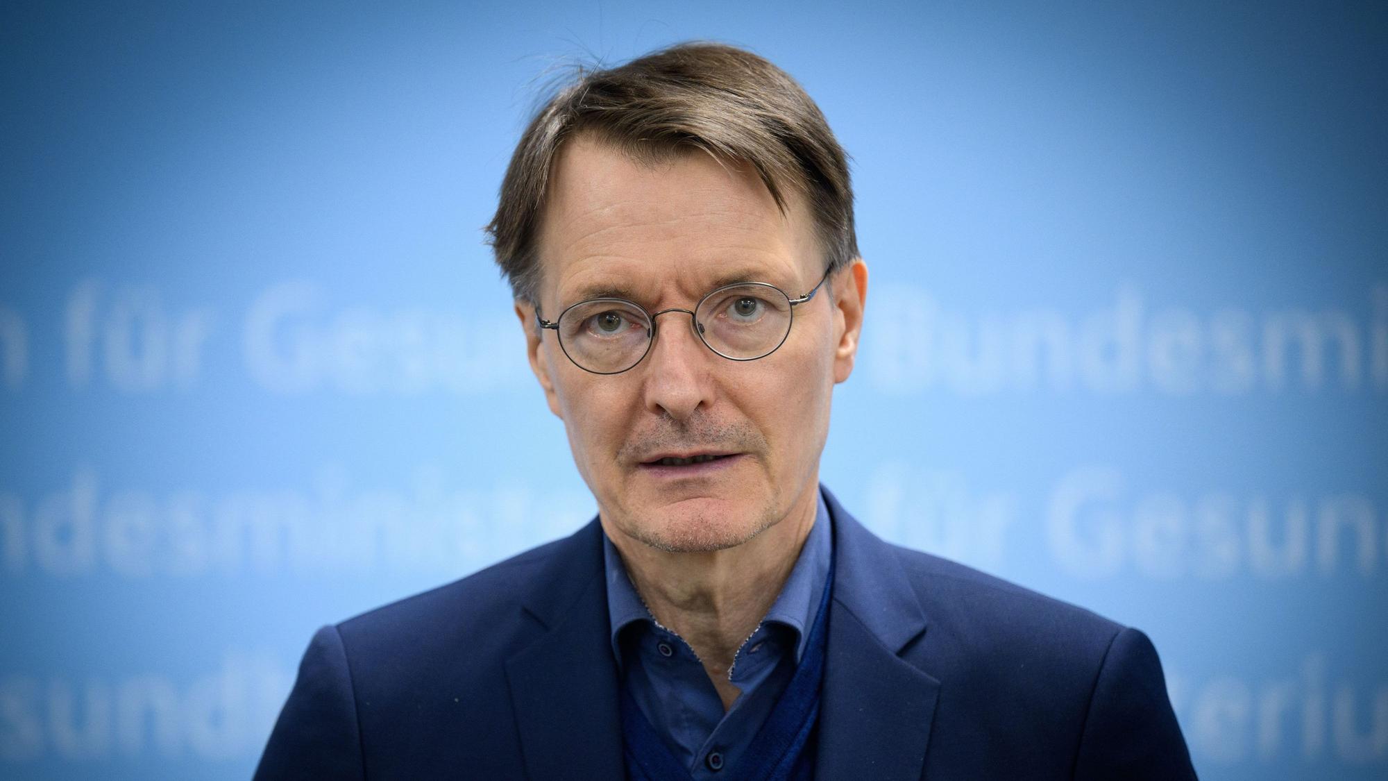 ARCHIV - 27.09.2023, Berlin: Karl Lauterbach (SPD), Bundesminister für Gesundheit, äußert sich im Bundesministerium für Gesundheit anlässlich des Apothekertages zu seinen Plänen, wie die Arbeit von Apothekerinnen und Apotheker erleichtert und in strukturschwachen Gebieten besser honoriert werden soll. (zu "Das vermischte Jahr 2023 in Zitaten") Foto: Bernd von Jutrczenka/dpa +++ dpa-Bildfunk +++