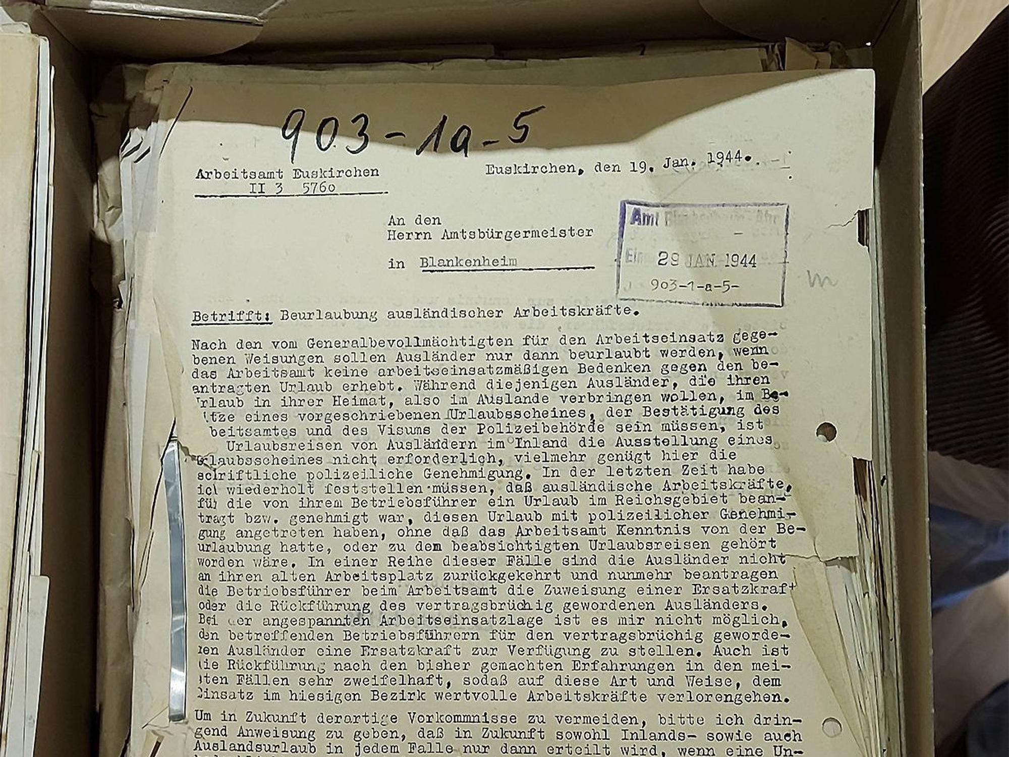 Historische Dokumente aus dem Jahr 1944 liegen in einem Pappkarton.
