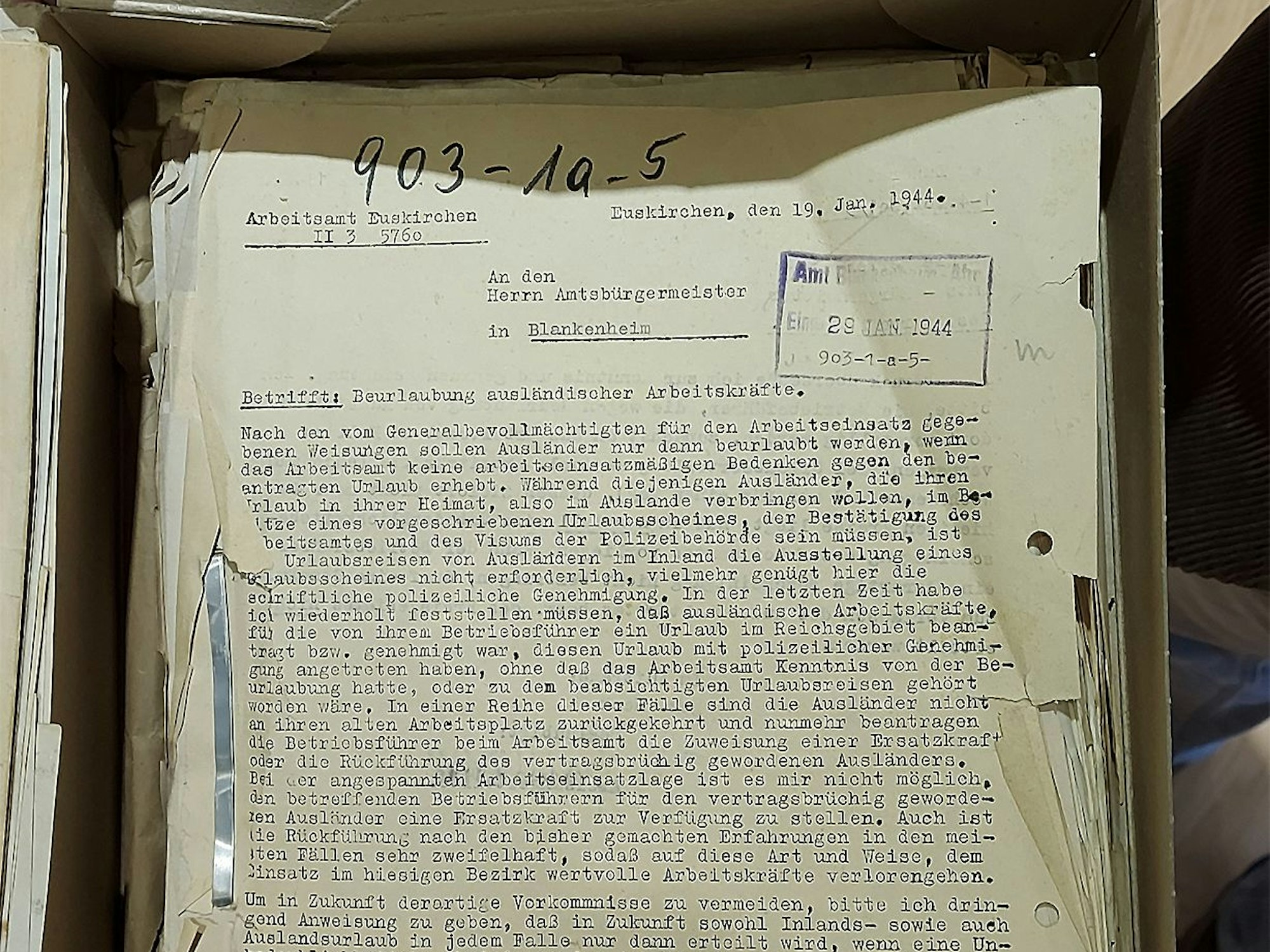 Historische Dokumente aus dem Jahr 1944 liegen in einem Pappkarton.