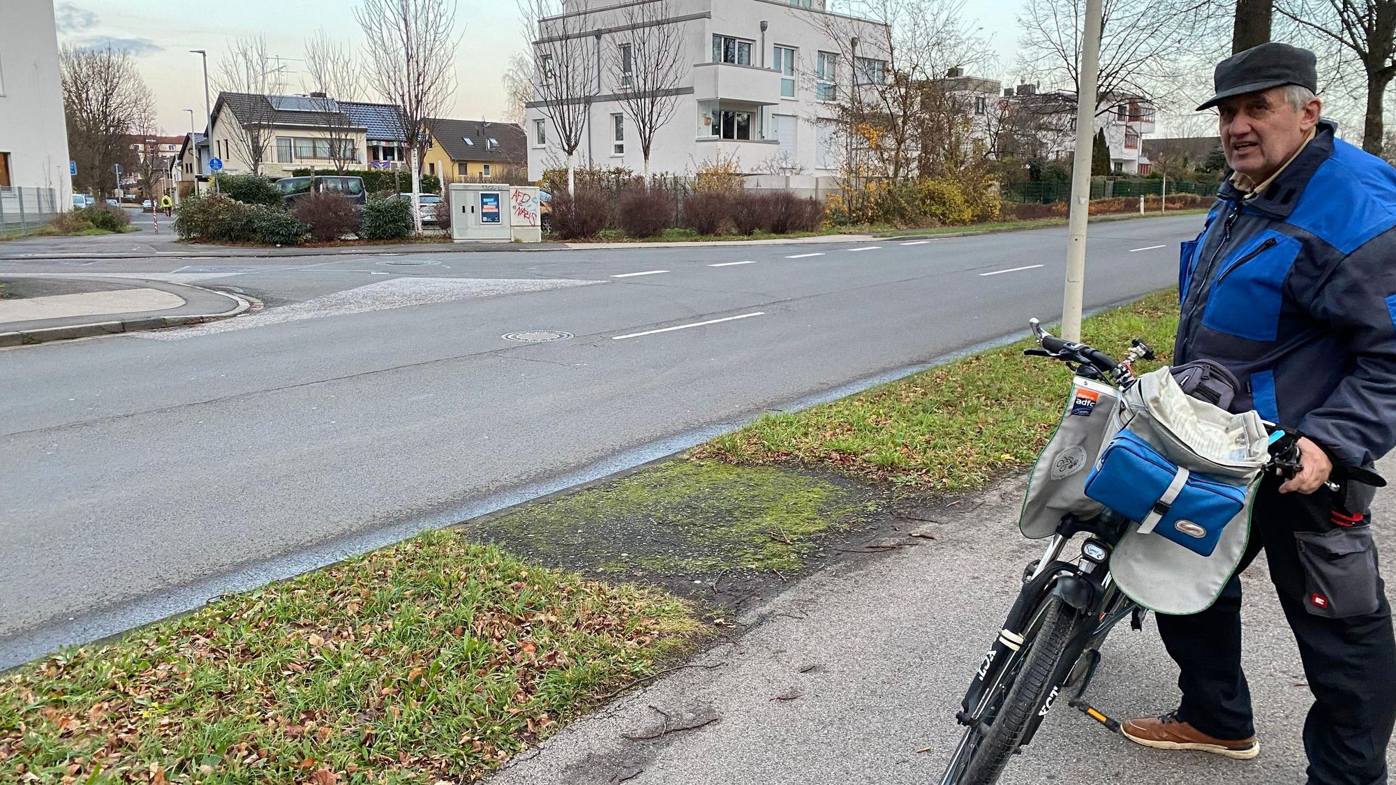 Karlheinz Fischer steht mit seinem Fahrrad auf dem Geh- und Radweg auf der Bonner Straße.
