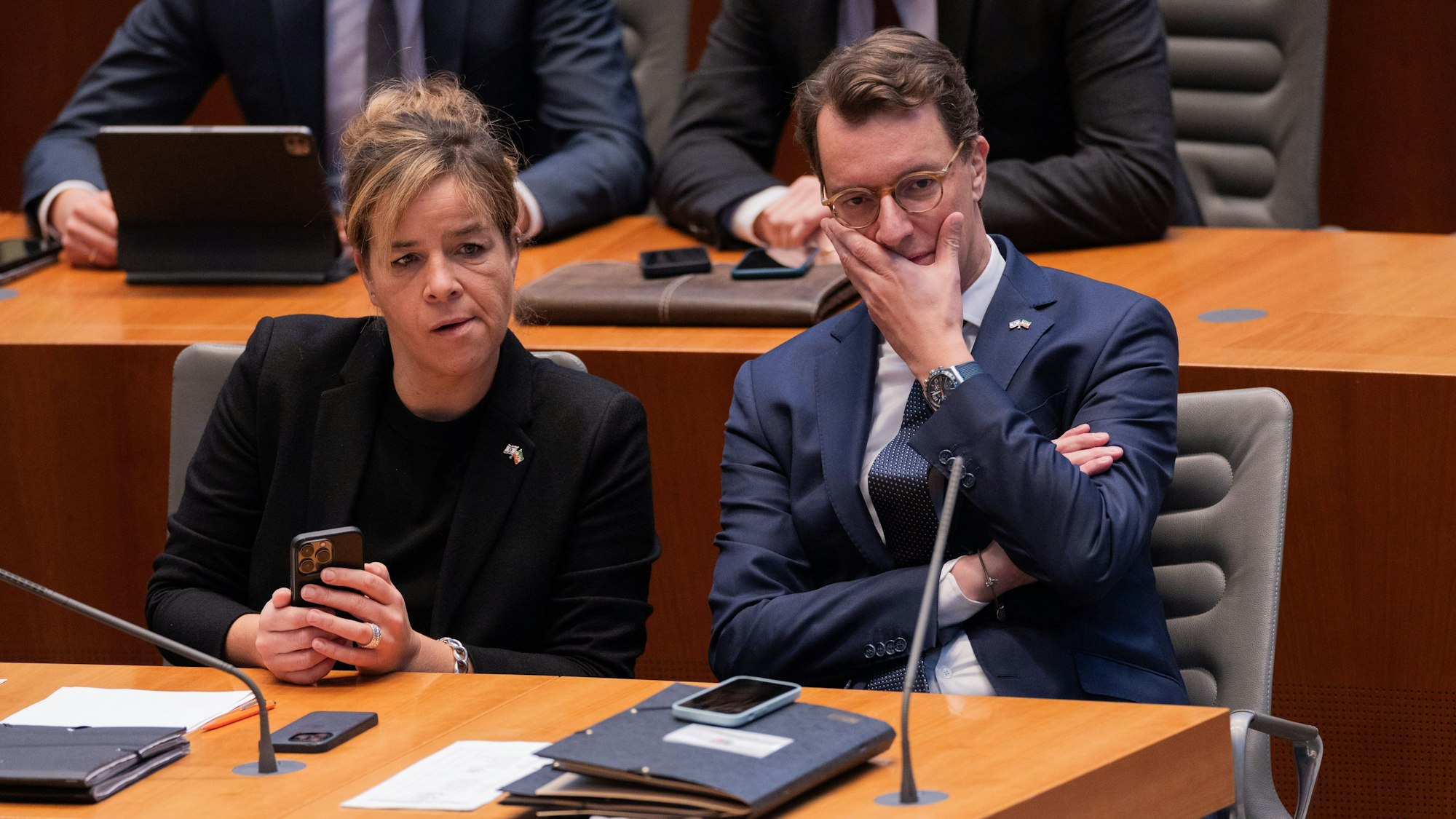 Unter Zeitdruck: Wirtschaftsministerin Mona Neubaur (Grüne) und Ministerpräsident Hendrik Wüst (CDU).