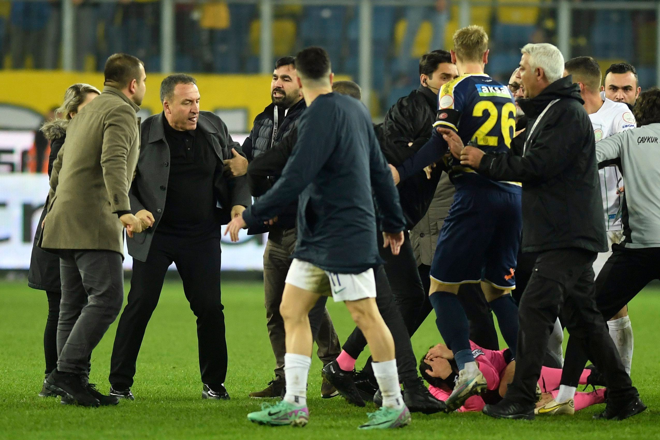 Nach dem brutalen Angriff auf Schiedsrichter Halil Umut Meler bei einem Erstliga-Spiel ist Ankaragücüs Ex-Präsident Faruk Koca (Dritter von links) mit einer lebenslangen Sperre vom türkischen Fußballverband belegt worden.