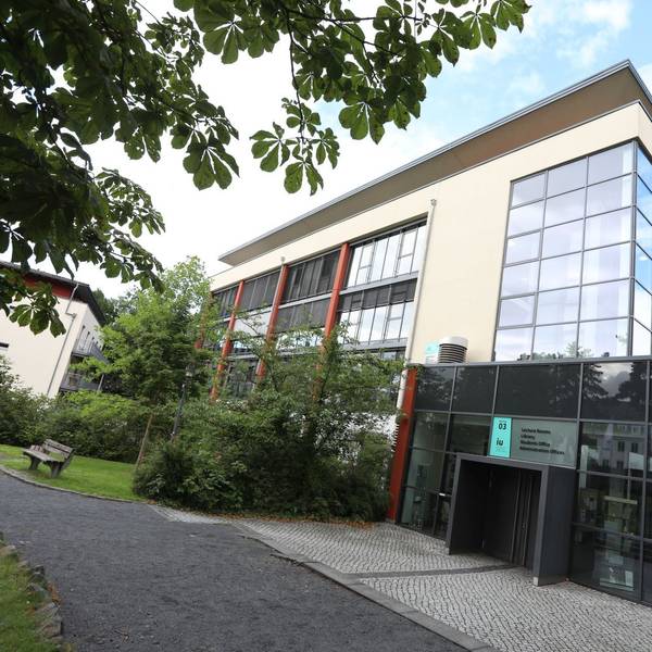 Das verglaste Gebäude der Internationalen Hochschule Bad Honnef. Im Jahr 2024 zieht dort die Freiraumschule ein.