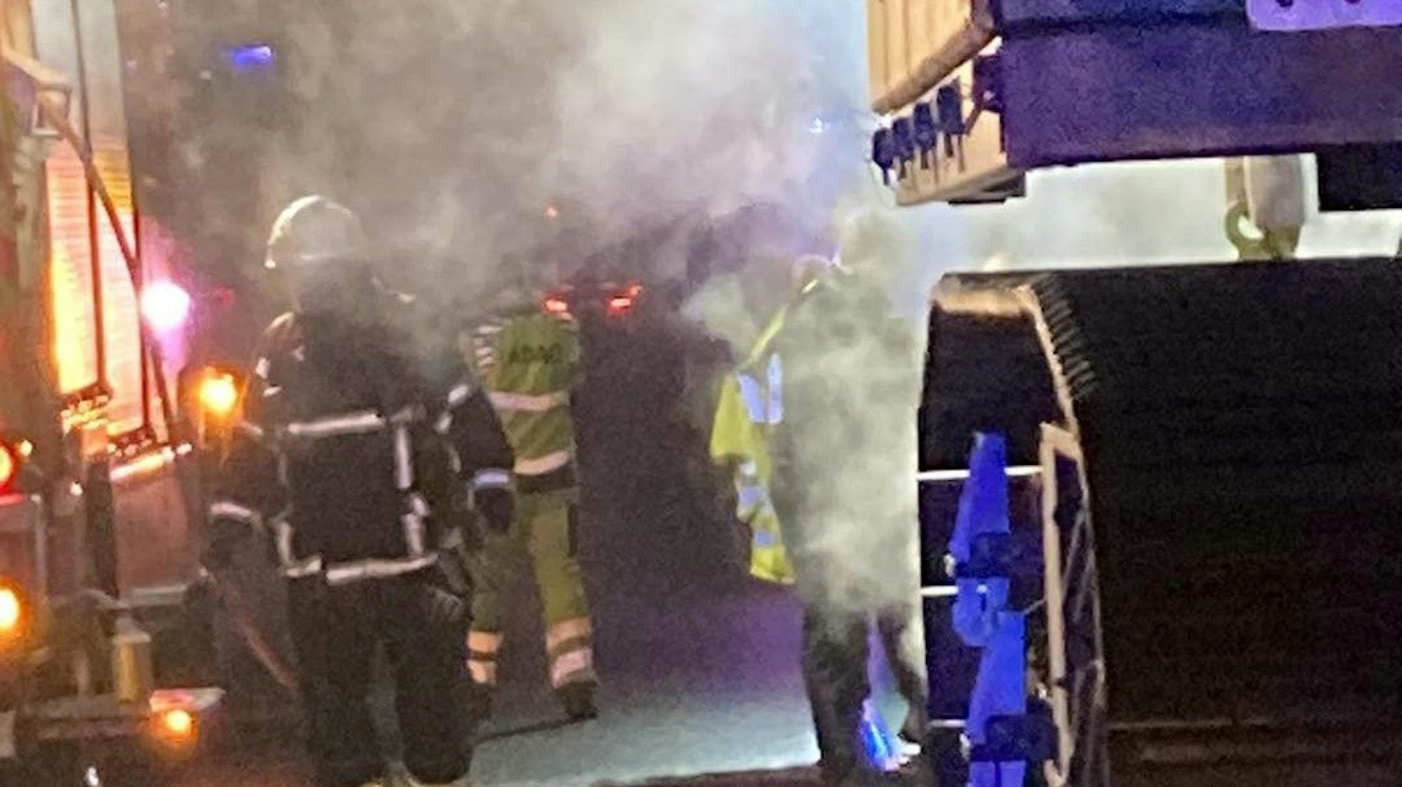 Einsatzkräfte der Feuerwehr Brühl beim Einsatz auf der A1 in der Nacht.