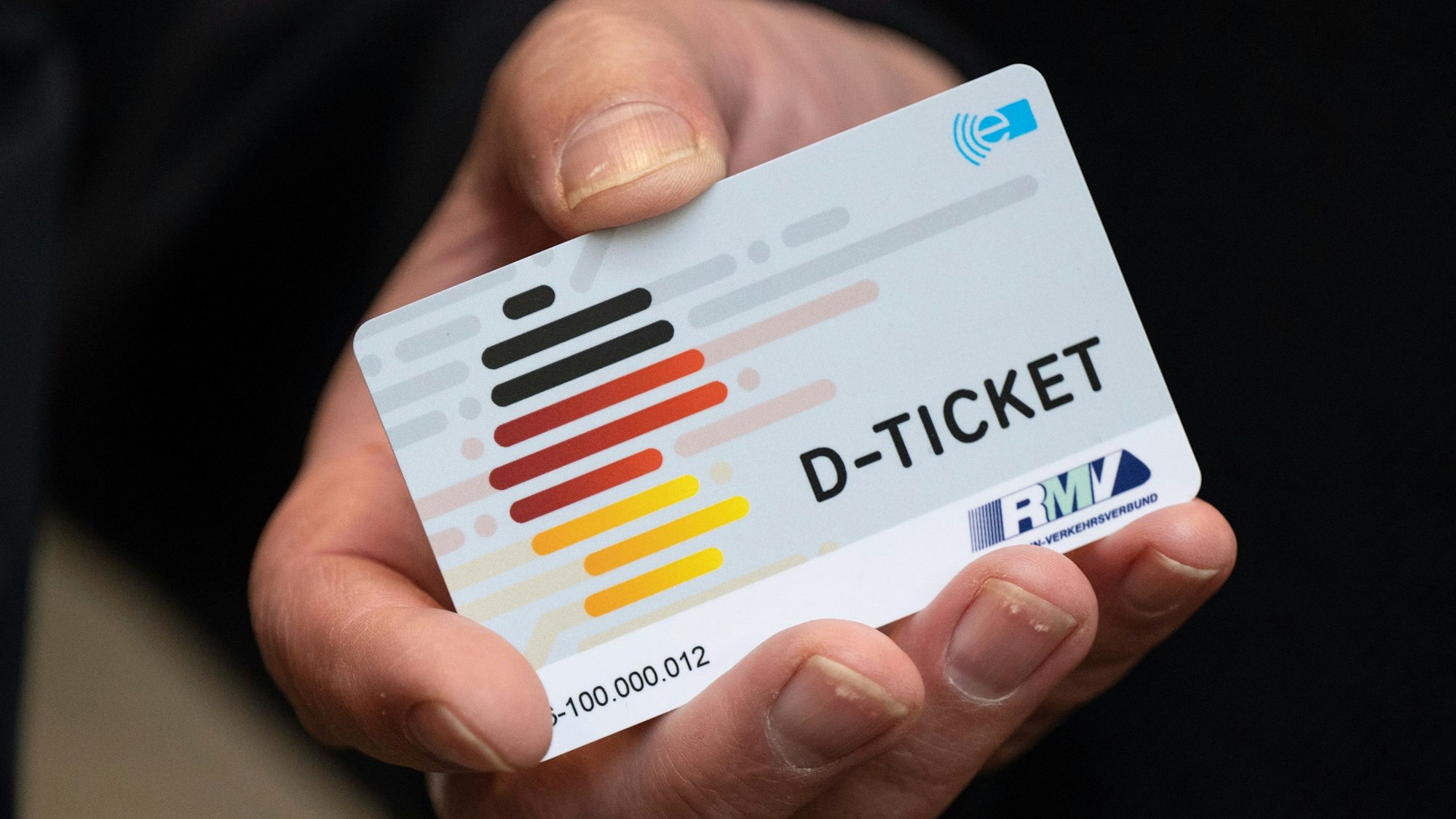 Eine Person hält ein sogenanntes Deutschlandticket.