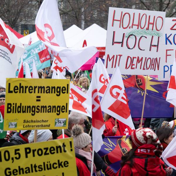 Teilnehmer einer Kundgebung der Bildungsgewerkschaft GEW