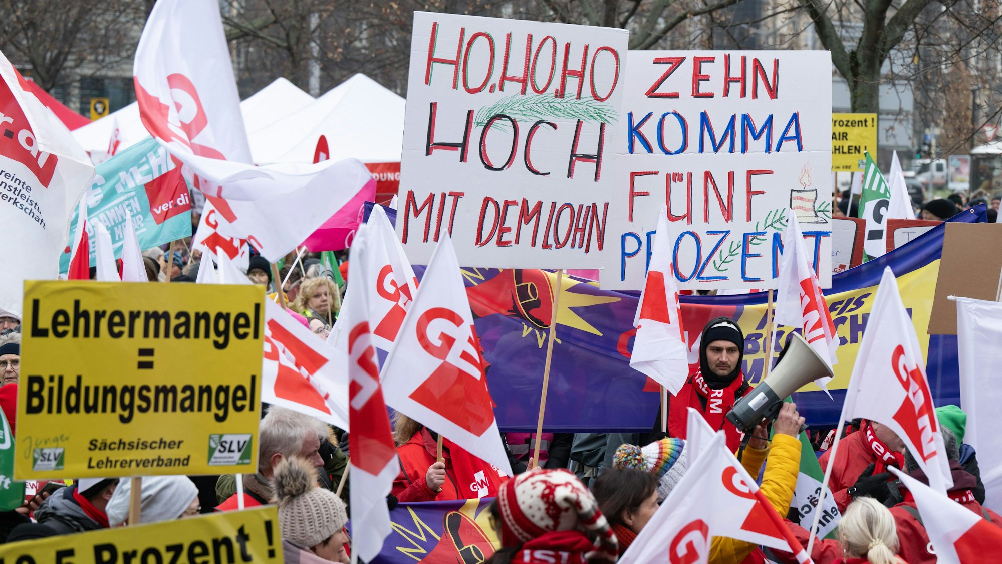 Teilnehmer einer Kundgebung der Bildungsgewerkschaft GEW