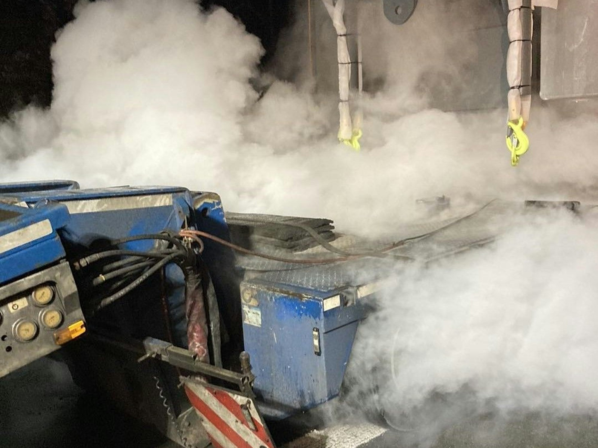 Die Reifen an dem Lkw fingen aus bislang ungeklärten Ursachen Feuer.