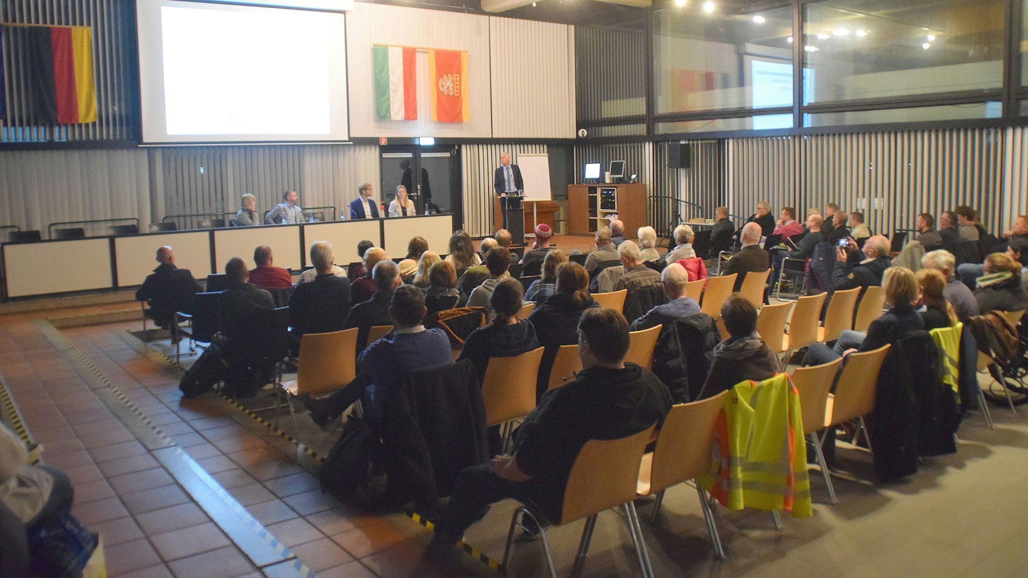 Blick in den Saal bei der Bürgerinformationsveranstaltung zu Flüchtlingsunterkünften in der Germeinde Alfter.