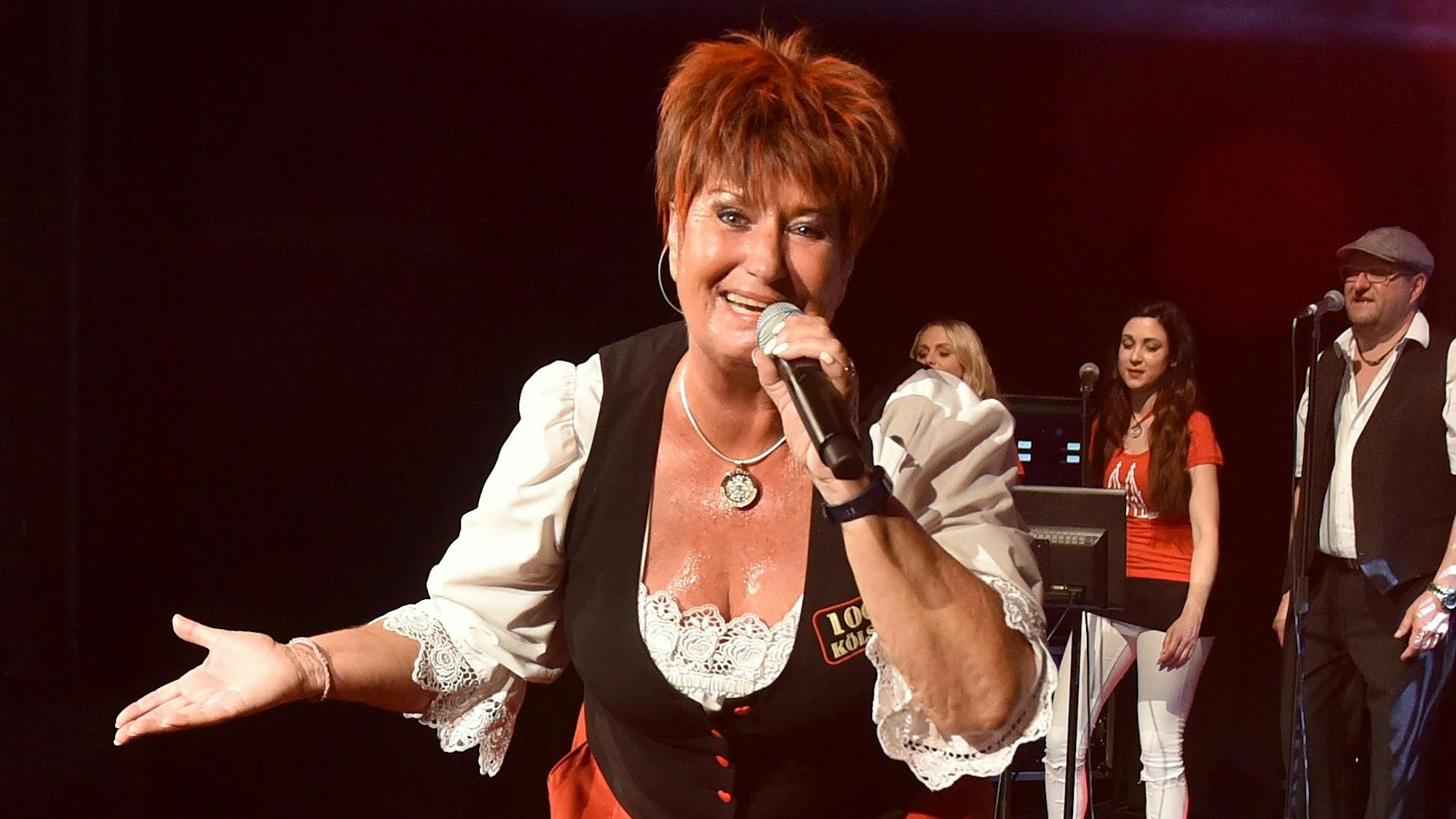 Marita Köllner alias Et Fussisch Julche bei einem Auftritt in Köln