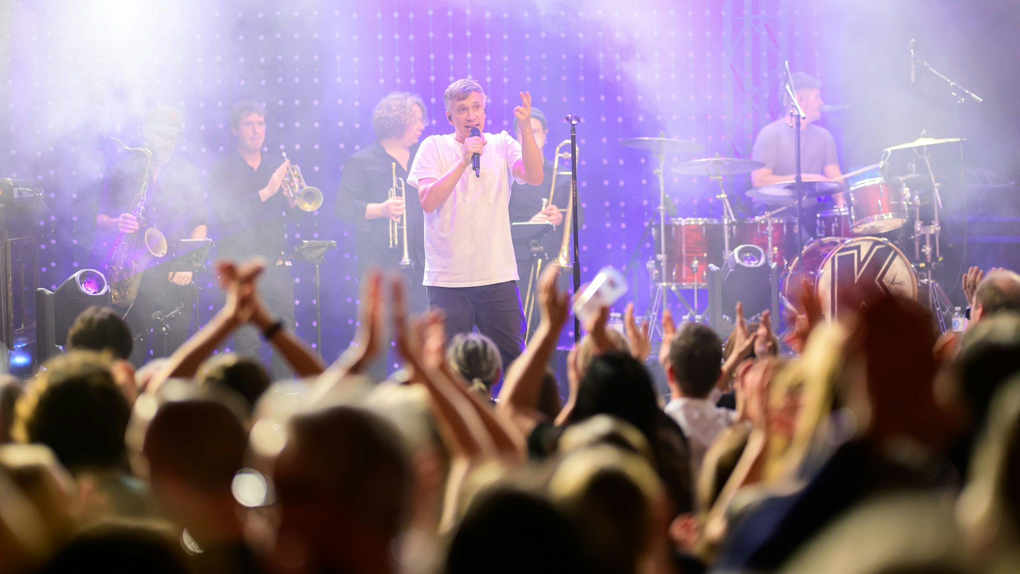 Kasalla um Frontmann Bastian Campmann im Gloria.