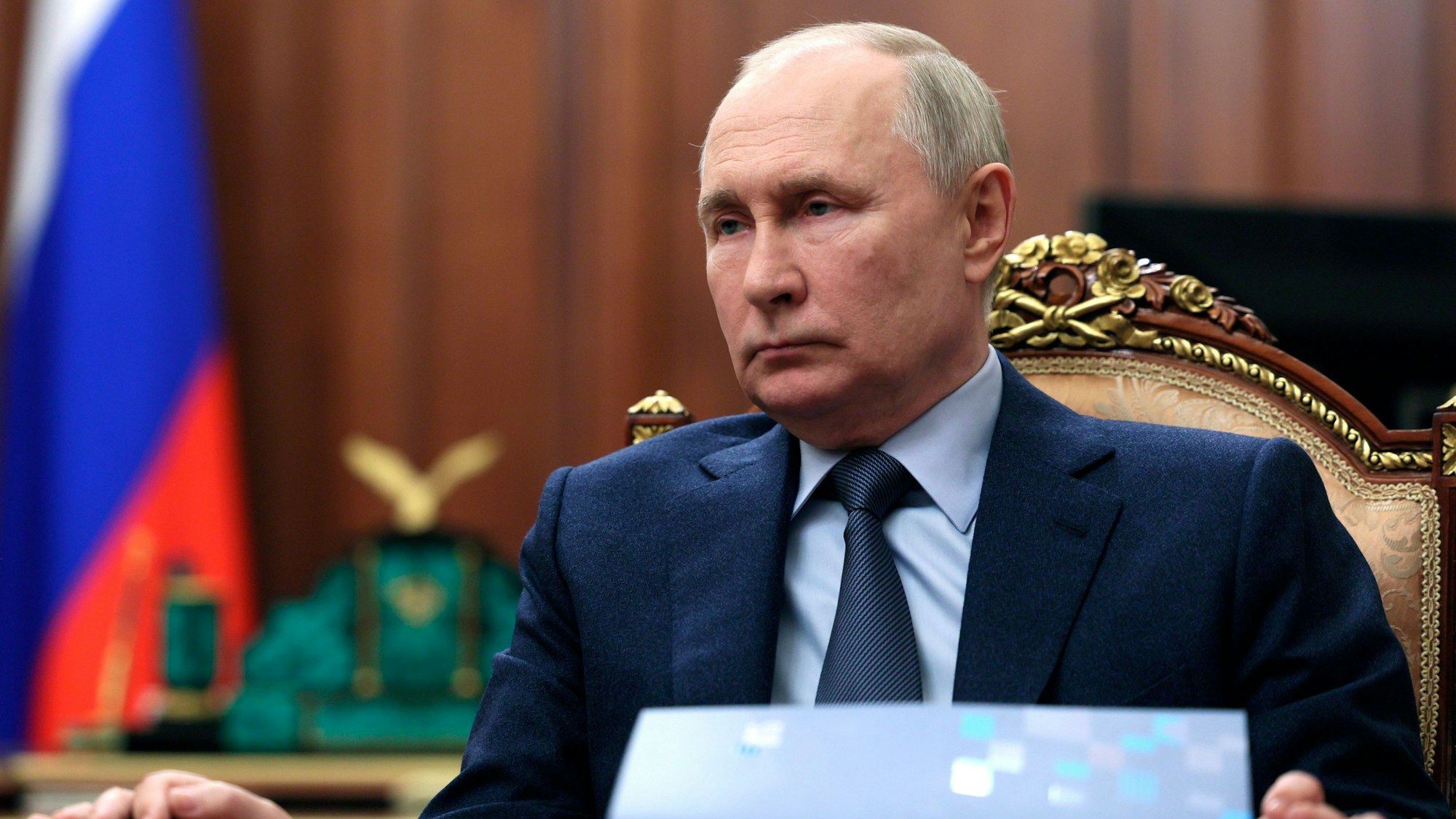 Auf diesem von der staatlichen russischen Nachrichtenagentur Sputnik via AP veröffentlichten Foto nimmt Wladimir Putin, Präsident von Russland, an einem Treffen mit dem Vorstandsvorsitzenden der VTB Bank Kostin teil.