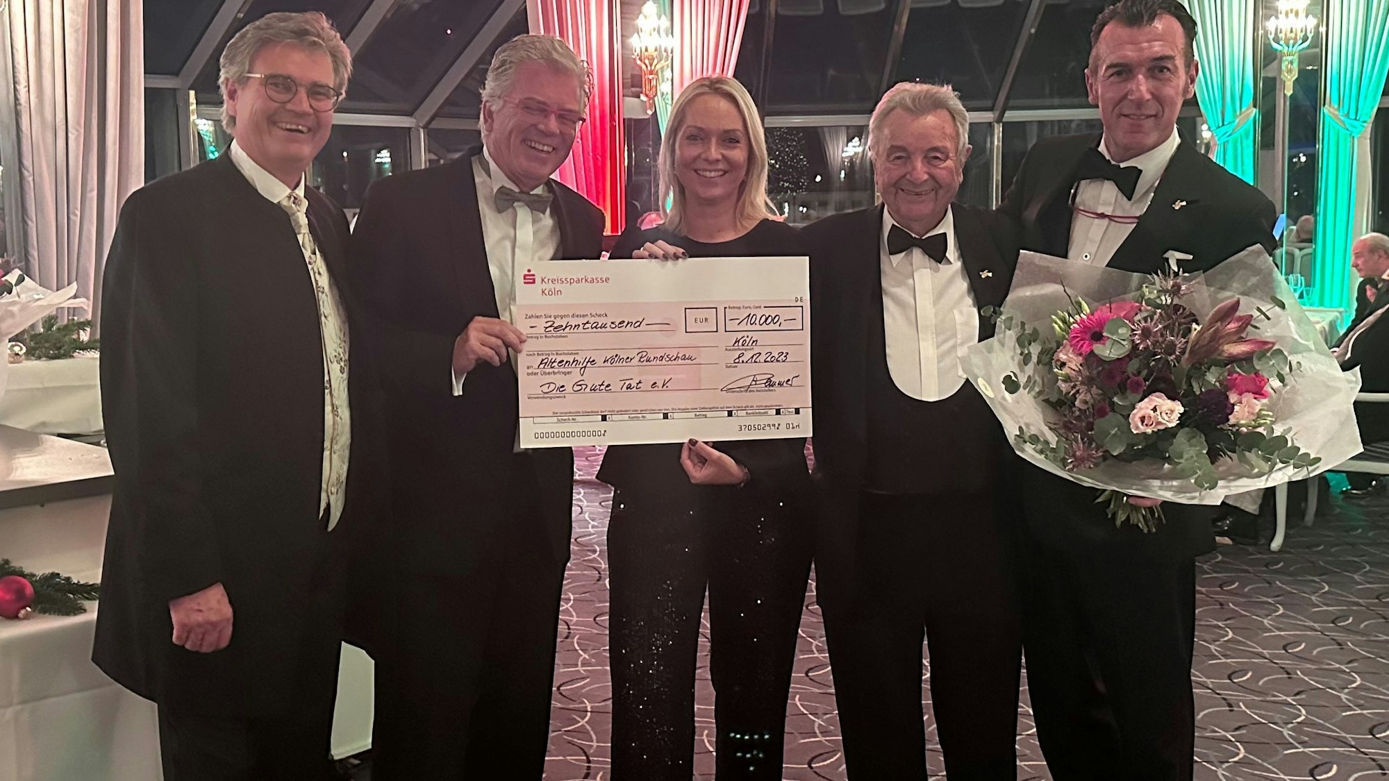 Julia Heinen im Kreise der Kölnischen KG: Schatzmeister Jörg Demmer, Sigismund Zielinski, Paul Sauer und Senatspräsident Walter Passmann (von links)