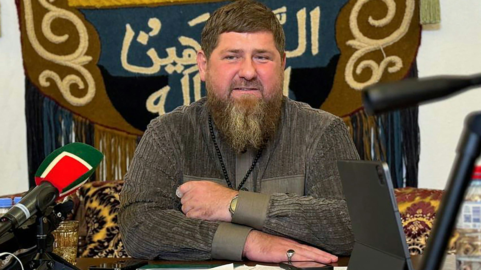 Kremlchef Wladimir Putin mit Ramsan Kadyrow (r.). Der tschetschenische Machthaber äußerte sich in einem Livestream zum Krieg gegen die Ukraine und seinem prügelnden Sohn Adam.