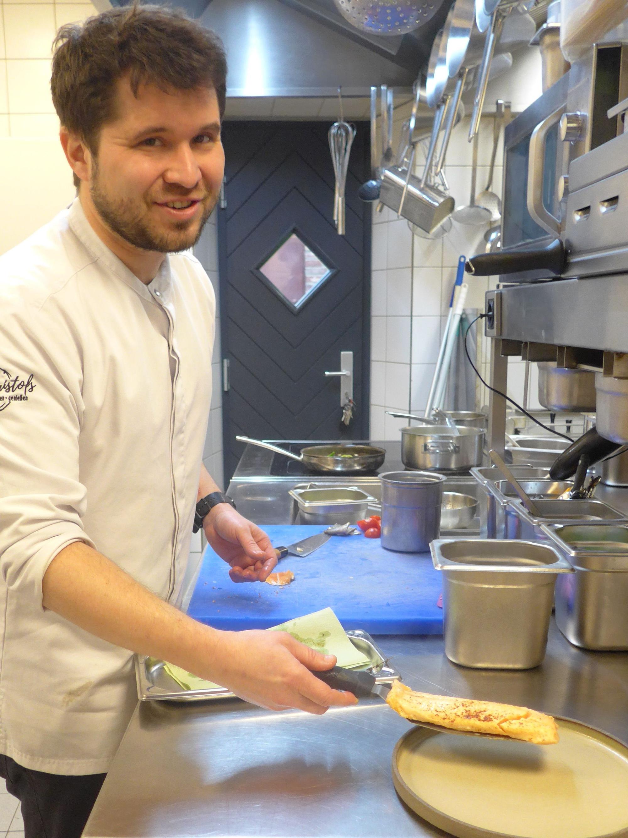 Das Bild zeigt Christof Hölscher in seiner Restaurant-Küche.