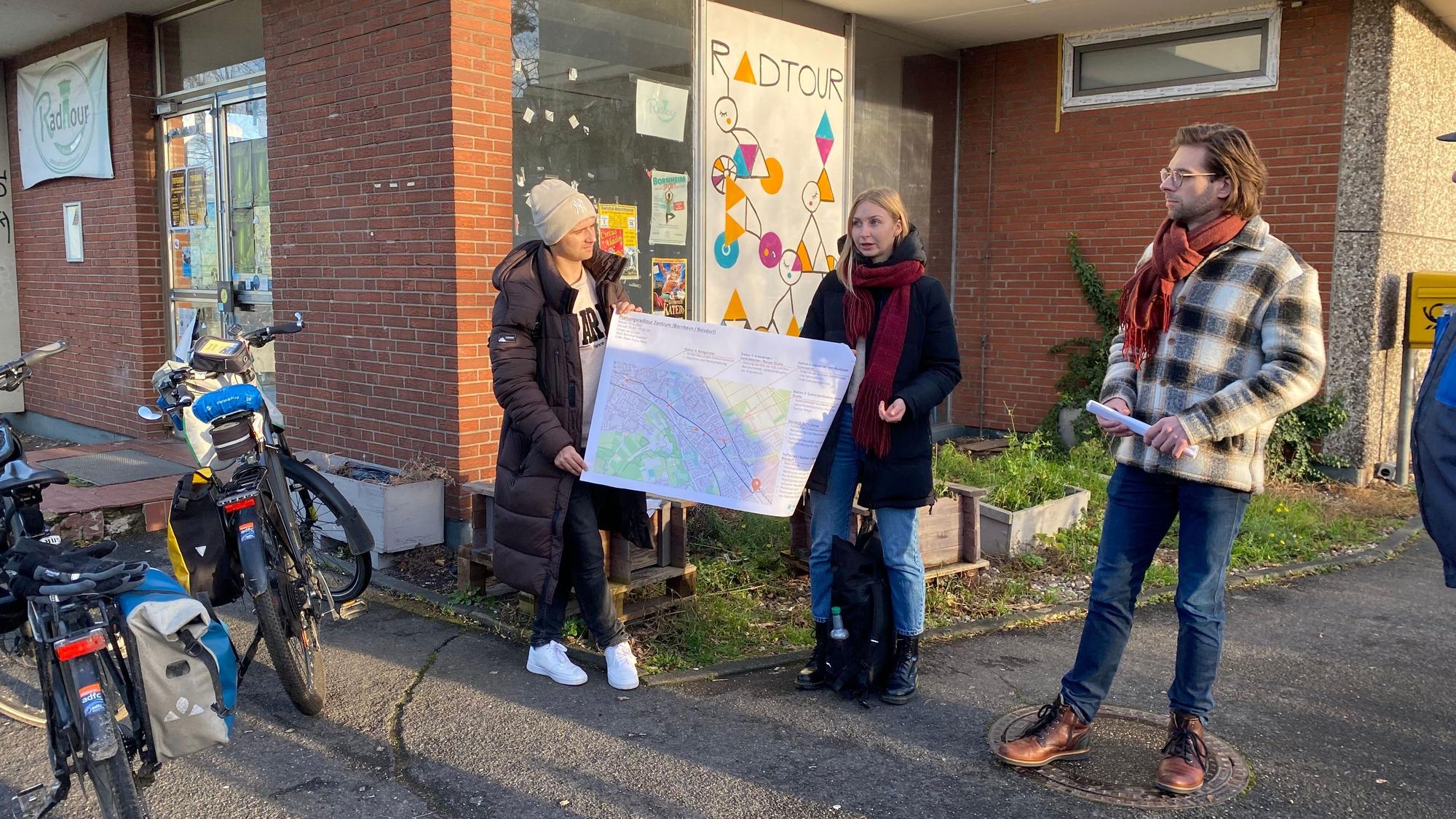 Angelo Podeschwa und Lisa Schmitz von der Planersocietät aus Dortmund führten gemeinsam mit Maximilian Probierz von der Stadt Bornheim durch den Ort.