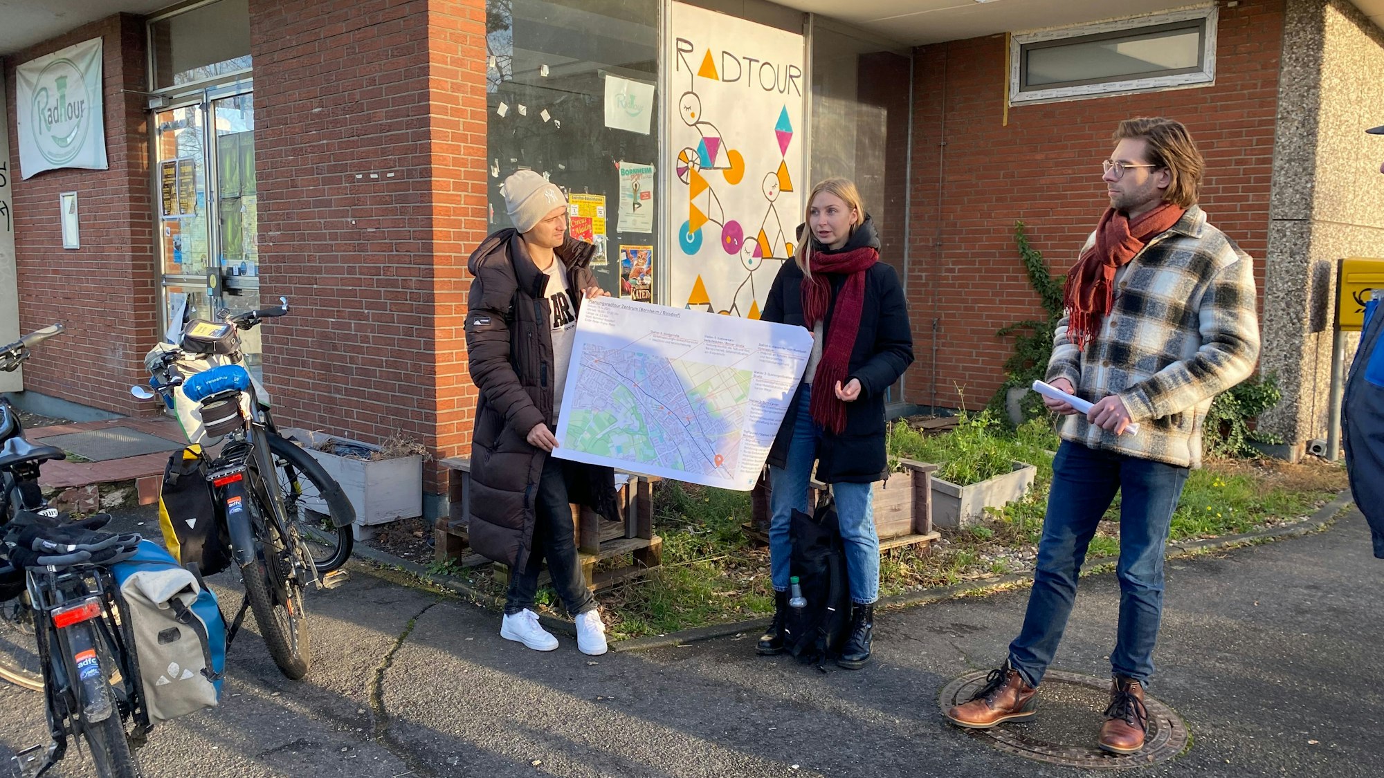 Angelo Podeschwa und Lisa Schmitz von der Planersocietät aus Dortmund führten gemeinsam mit Maximilian Probierz von der Stadt Bornheim durch den Ort.