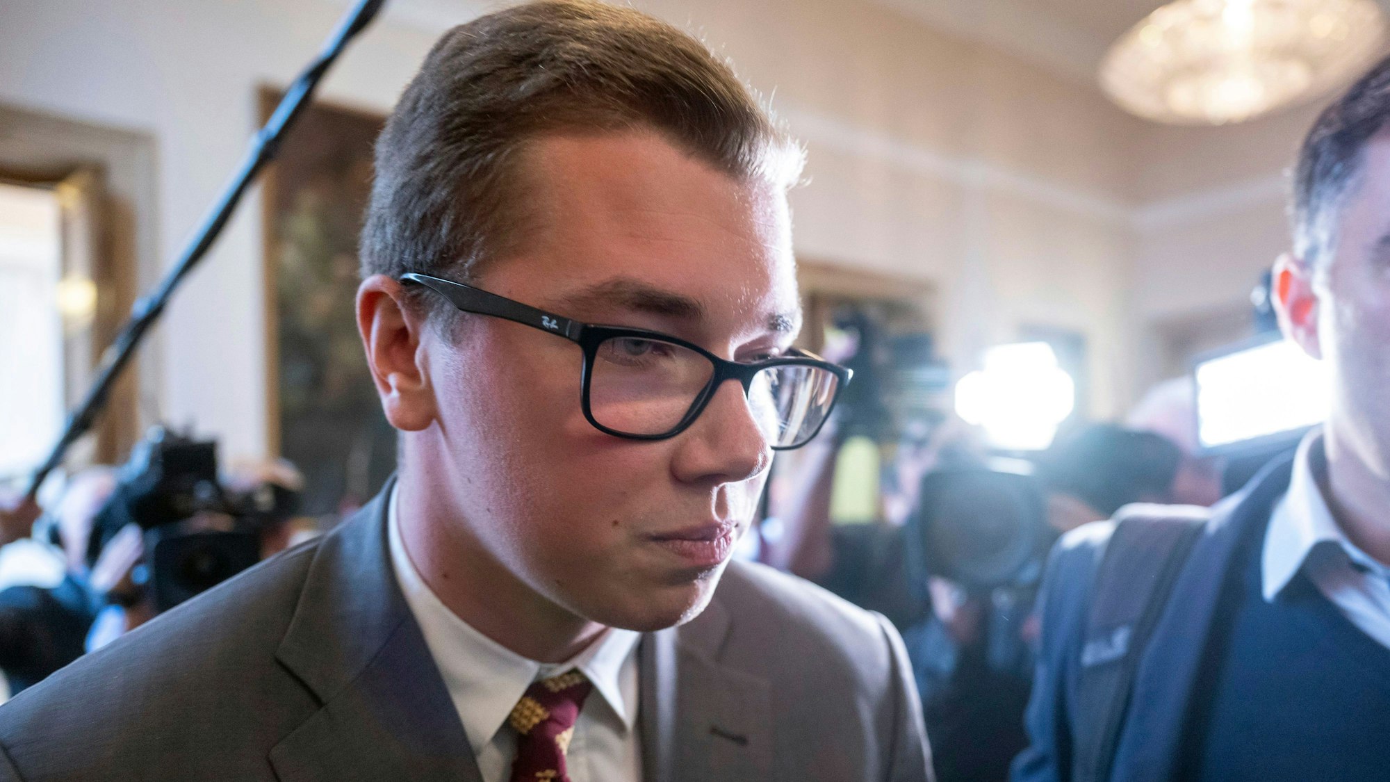 Daniel Halemba (AfD) kommt zur Plenarsitzung des Bayerischen Landtags.