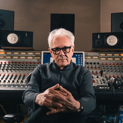 Trevor Horn sitzt vor Studiotechnik.