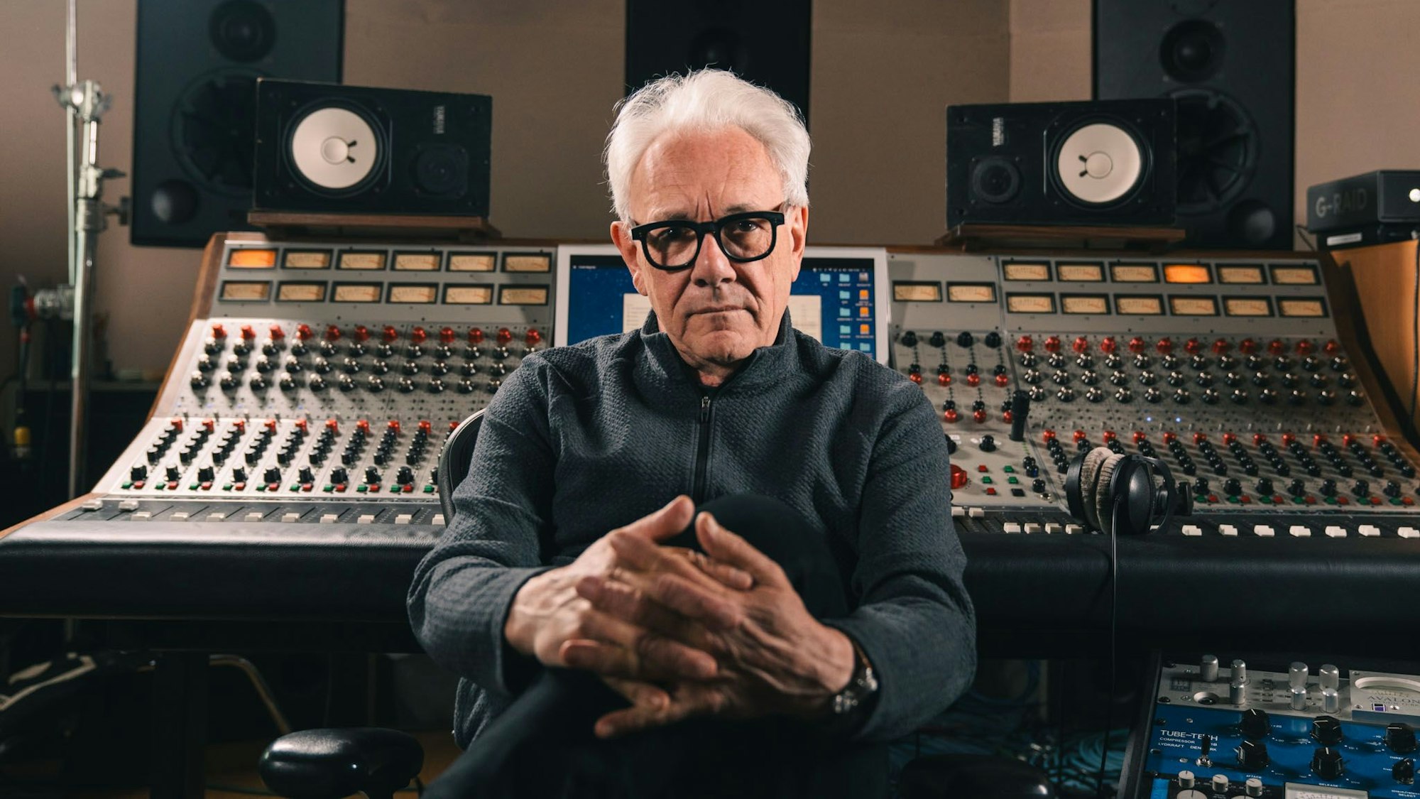 Trevor Horn sitzt vor Studiotechnik.