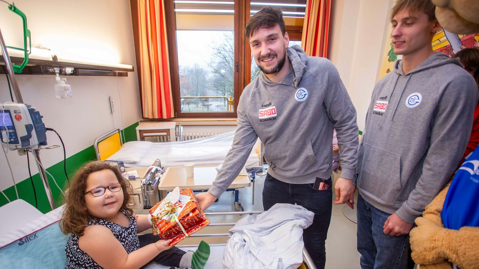 VfL-Torhüter Daniel Rebmann überreichte im Beisein von Mathis Häseler der sechsjährigen Remima das Geschenk.