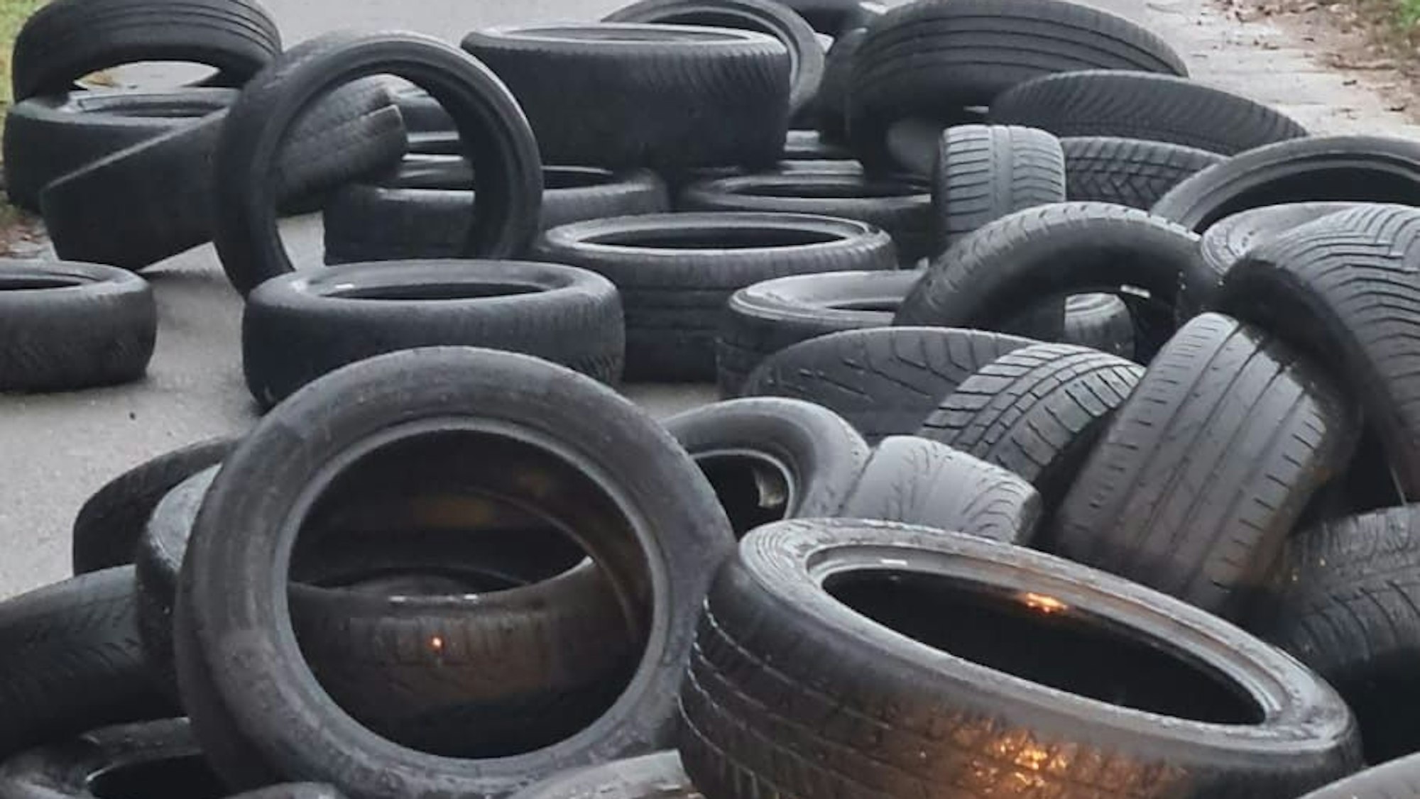 Reifen liegen quer auf einem Radweg.