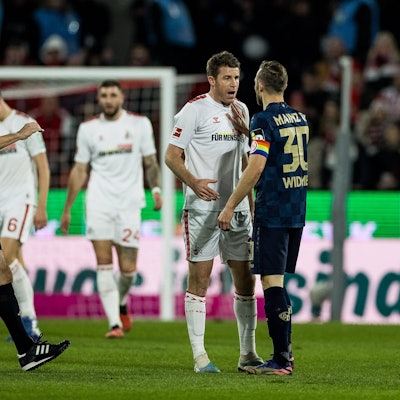 1. Fußball Bundesliga: 1. FC Köln - 1. FSV Mainz 05 Dominique Heintz 1. FC Köln und Silvan Widmer 1. FSV Mainz 05geraten aneinander