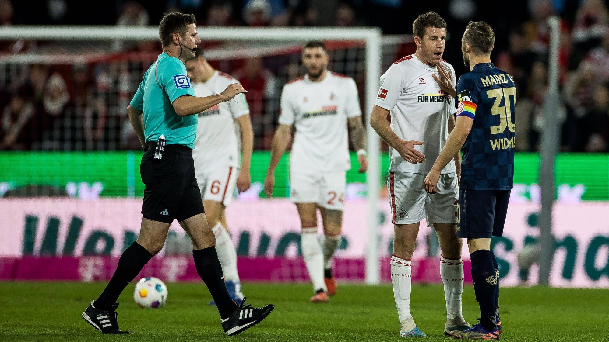 1. Fußball Bundesliga: 1. FC Köln - 1. FSV Mainz 05 Dominique Heintz 1. FC Köln und Silvan Widmer 1. FSV Mainz 05geraten aneinander