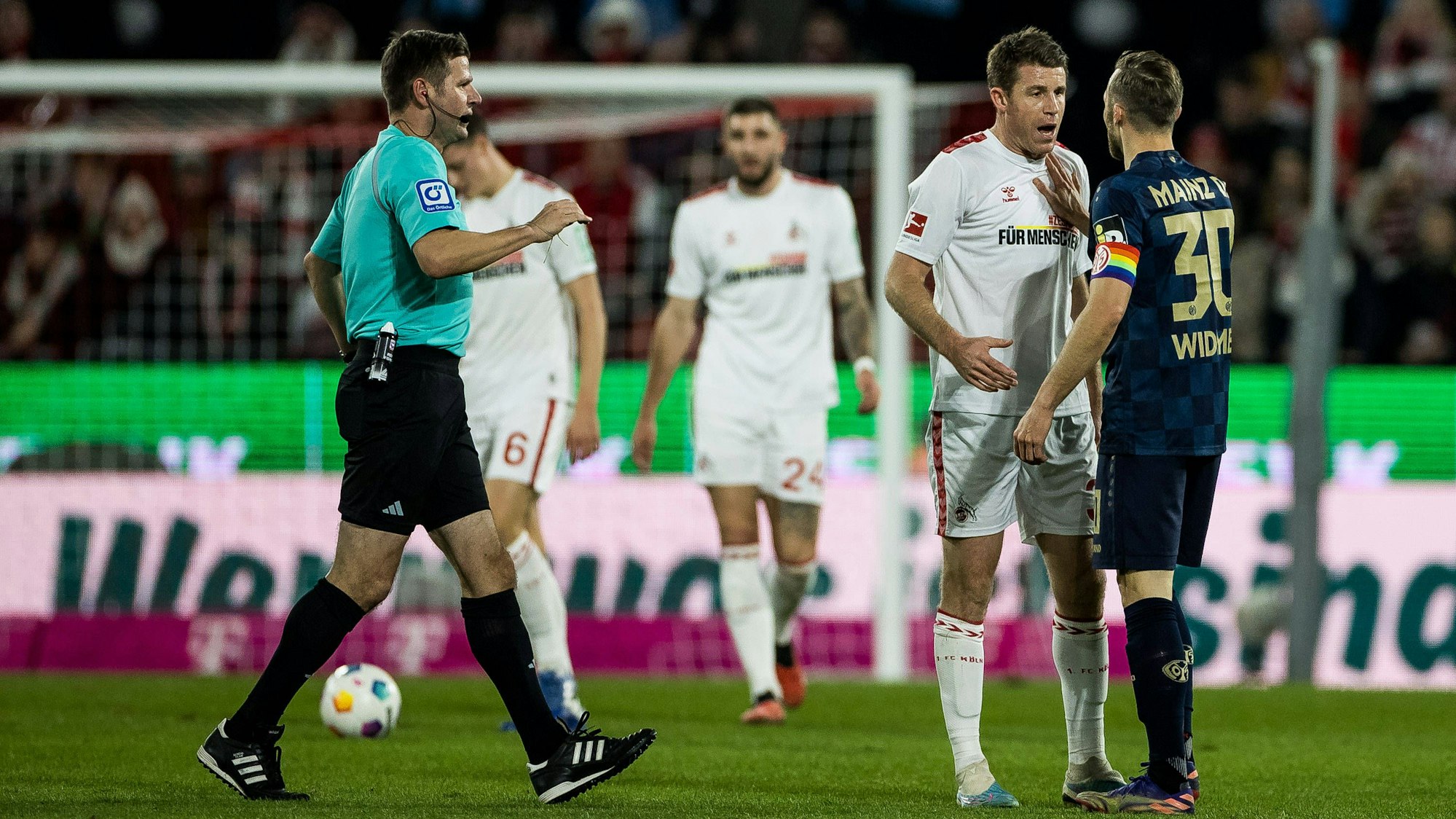 1. Fußball Bundesliga: 1. FC Köln - 1. FSV Mainz 05 Dominique Heintz 1. FC Köln und Silvan Widmer 1. FSV Mainz 05geraten aneinander