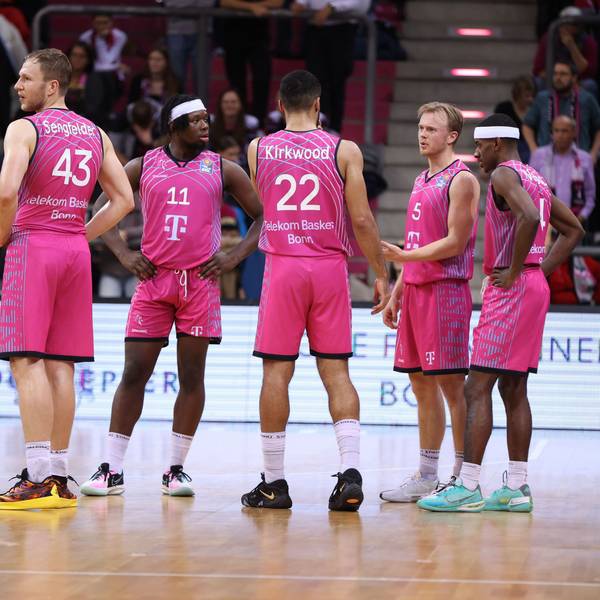 Fünf Bonner Spieler stehen ratlos auf dem Spielfeld.