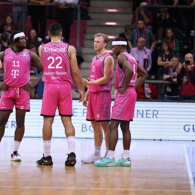 Fünf Bonner Spieler stehen ratlos auf dem Spielfeld.