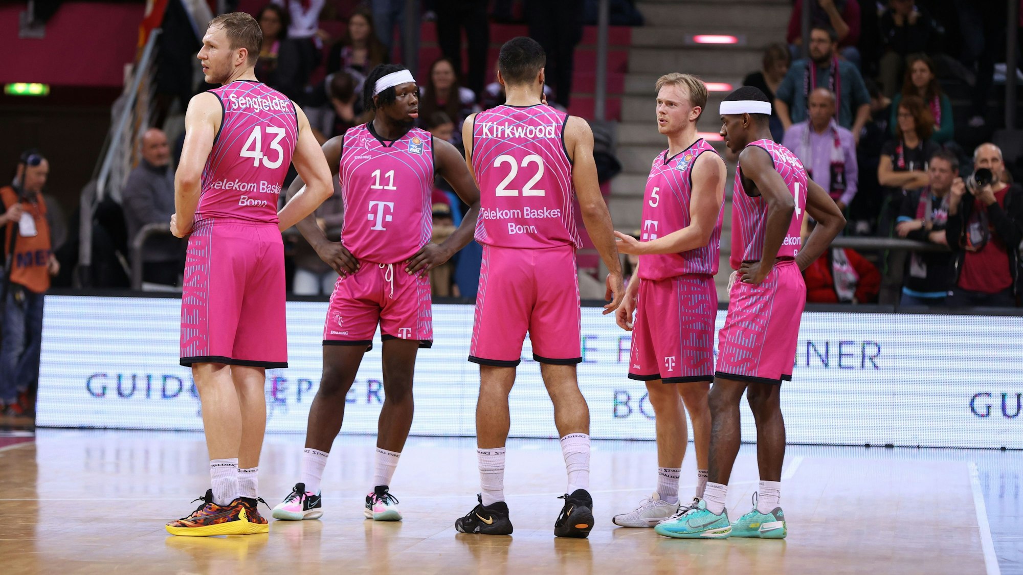 Fünf Bonner Spieler stehen ratlos auf dem Spielfeld.