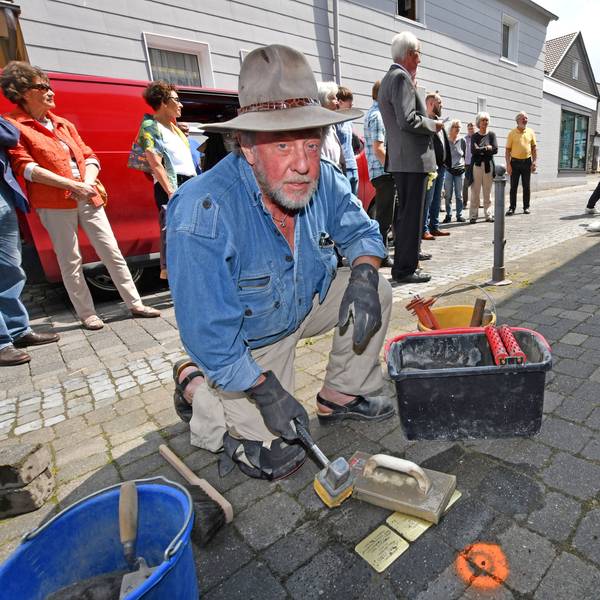 Der Künstler Gunter Demnig verlegte im Mai 2018 erste Stolpersteine im Stadtzentrum von Waldbröl. Bald sollen dort drei weitere Steine an die Schicksale jüdischer Menschen erinnern.