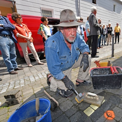 Der Künstler Gunter Demnig verlegte im Mai 2018 erste Stolpersteine im Stadtzentrum von Waldbröl. Bald sollen dort drei weitere Steine an die Schicksale jüdischer Menschen erinnern.