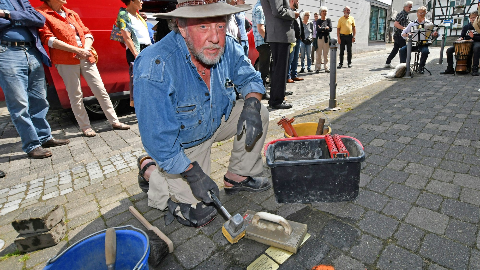 Der Künstler Gunter Demnig verlegte im Mai 2018 erste Stolpersteine im Stadtzentrum von Waldbröl. Bald sollen dort drei weitere Steine an die Schicksale jüdischer Menschen erinnern.