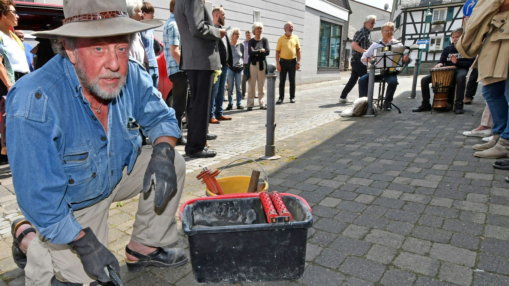 Im Mai 2018 hat der Künstler Gunter Demnig an der Querstraße (im Foto) und an der Hochstraße in Waldbröl die ersten Stolpersteine ins Pflaster gebracht. Im kommenden Jahr sollen weitere folgen. Unser Foto zeigt 74-jährigen Demnig bei der Arbeit damals.